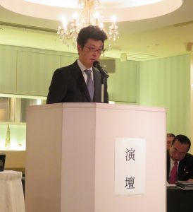 報告事項を説明する松本総務委員長
