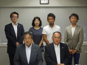 前列)左:山田委員長 右:山﨑担当副本部長 後列)左から阿部委員、米田副委員長、秋山委員、福田委員