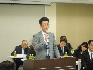 委員会提案・報告をする松本修・流通委員長