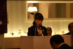 報告事項を説明する飯島総務委員長