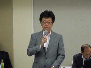 審議事項を説明する松本総務委員長