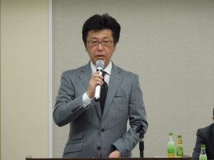 審議事項を説明する松本総務委員長
