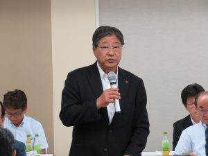 報告事項を説明する山田公益事業推進委員長